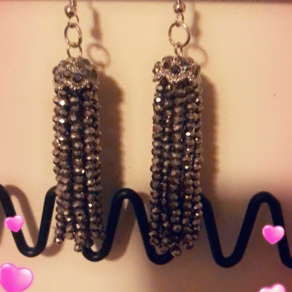 ‼️Sold‼️Silver Beaded Short Tassel Dangle Earrings - Picture 4 of 5